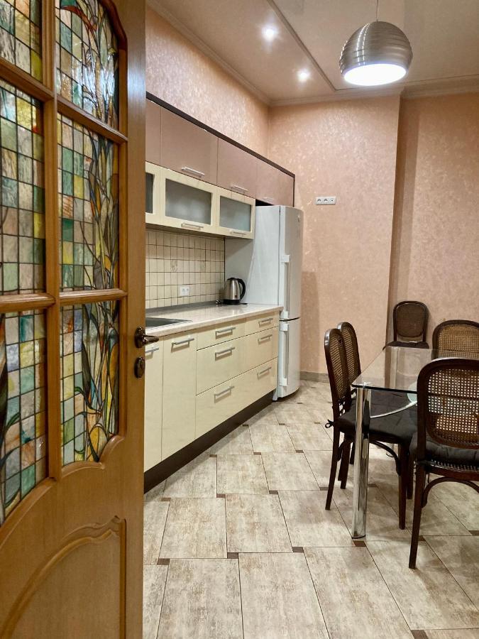Large Apartment In The City Center 무카체베 외부 사진