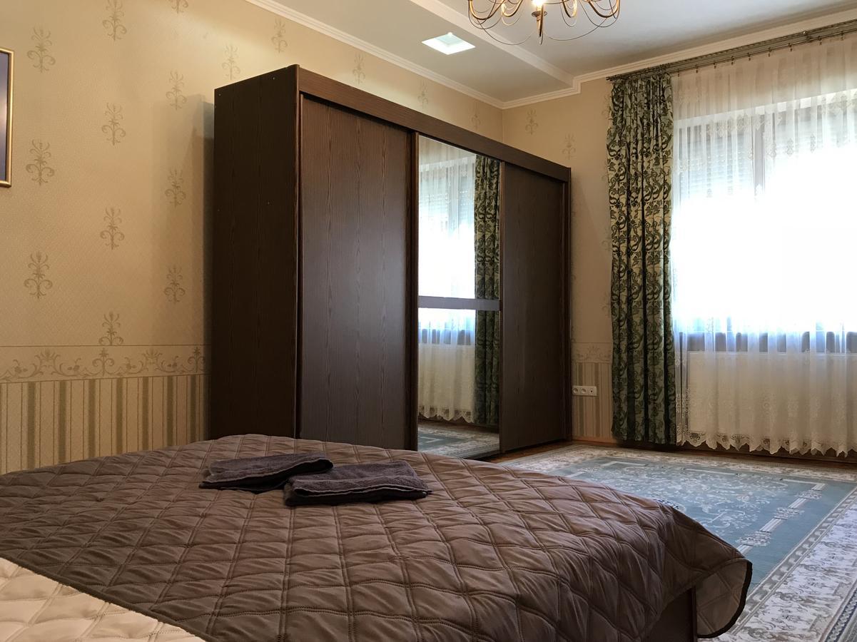 Large Apartment In The City Center 무카체베 외부 사진